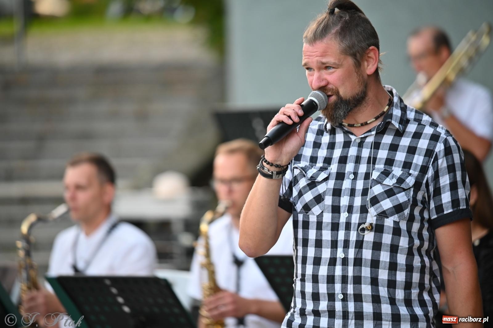 Zdjęcie w galerii na portalu naszraciborz.pl: Muzyczna uczta w Parku Roth – Raciborska Orkiestra Dęta Plania zaprezentowała najpiękniejsze covery wiadomości z regionu