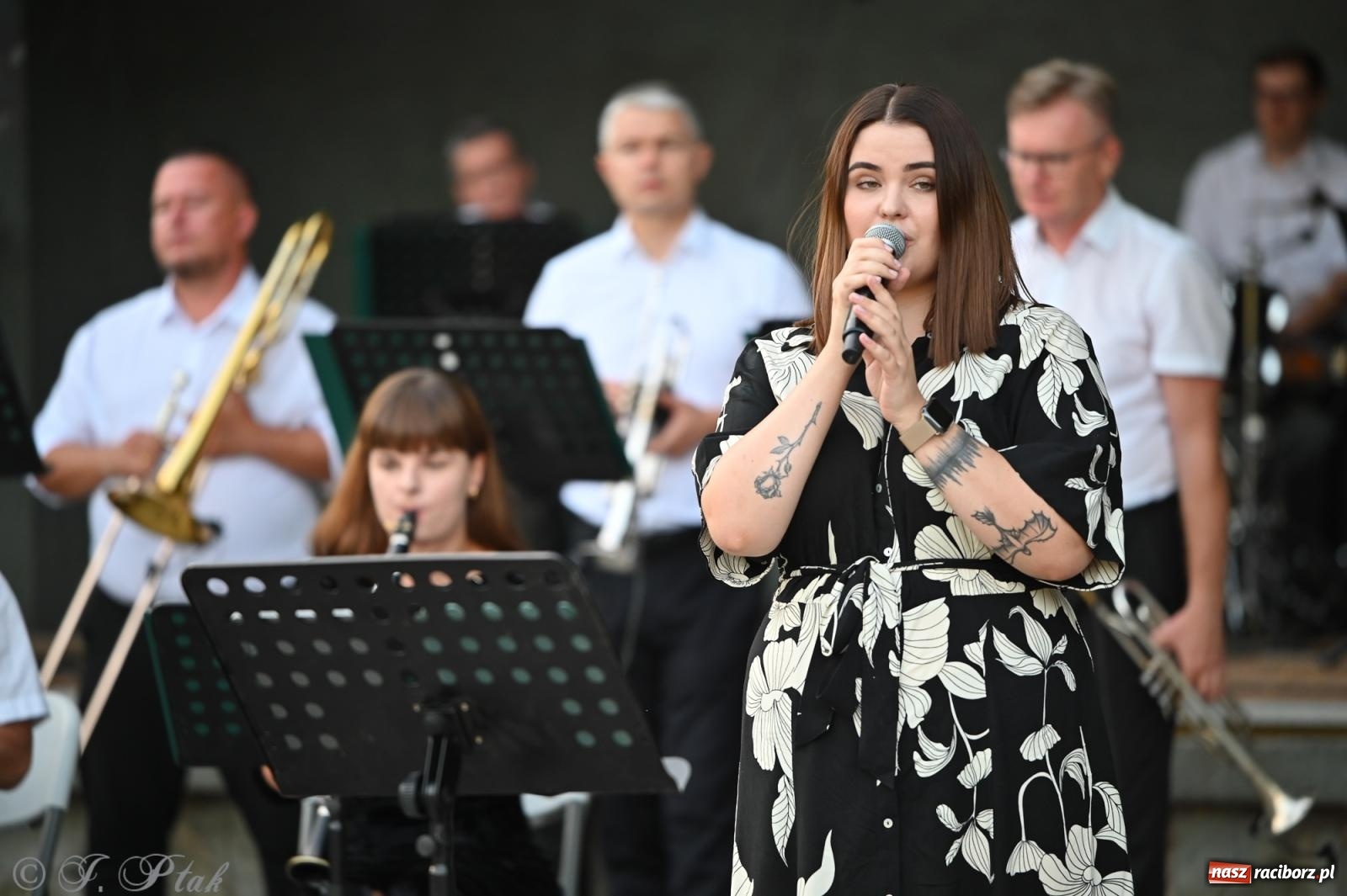 Zdjęcie w galerii na portalu naszraciborz.pl: Muzyczna uczta w Parku Roth – Raciborska Orkiestra Dęta Plania zaprezentowała najpiękniejsze covery wiadomości z regionu