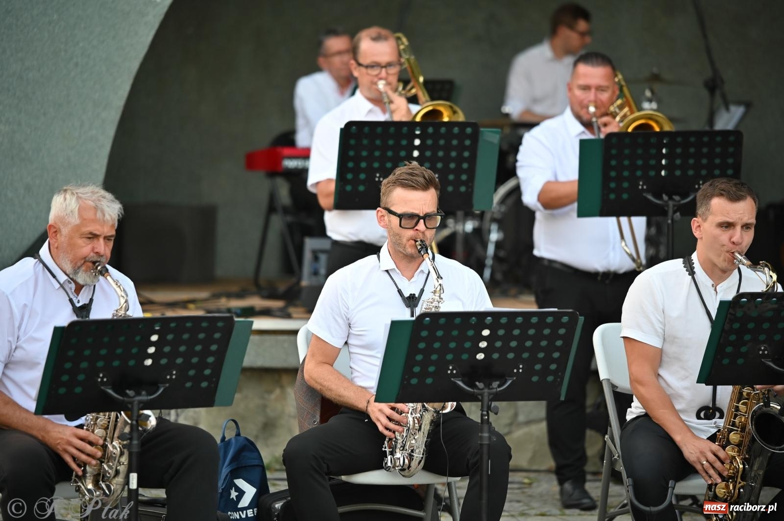 Zdjęcie w galerii na portalu naszraciborz.pl: Muzyczna uczta w Parku Roth – Raciborska Orkiestra Dęta Plania zaprezentowała najpiękniejsze covery wiadomości z regionu