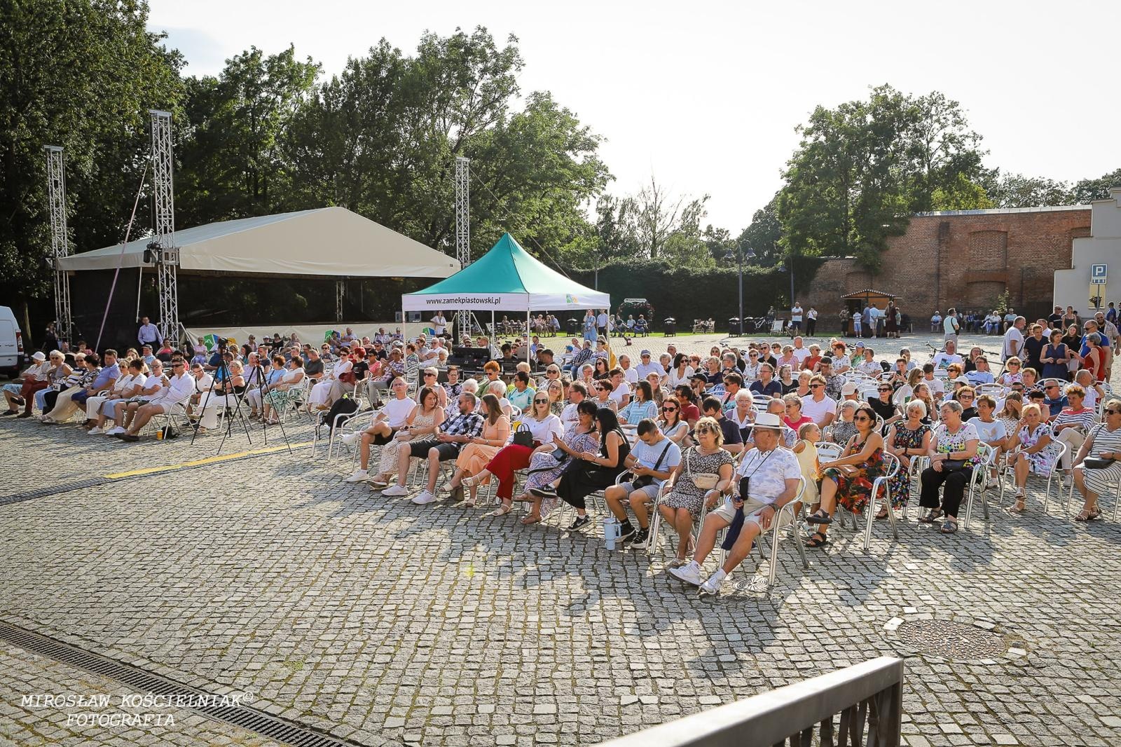 Zdjęcie w galerii na portalu naszraciborz.pl: Muzyczne emocje na bis – jubileuszowy koncert Z miłości do muzyki na Zamku Piastowskim wiadomości z regionu