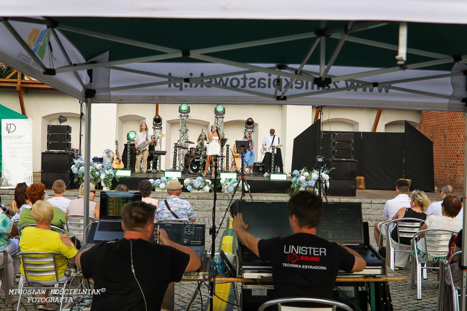 Zdjęcie w galerii na portalu naszraciborz.pl: Muzyczne emocje na bis – jubileuszowy koncert Z miłości do muzyki na Zamku Piastowskim wiadomości z regionu