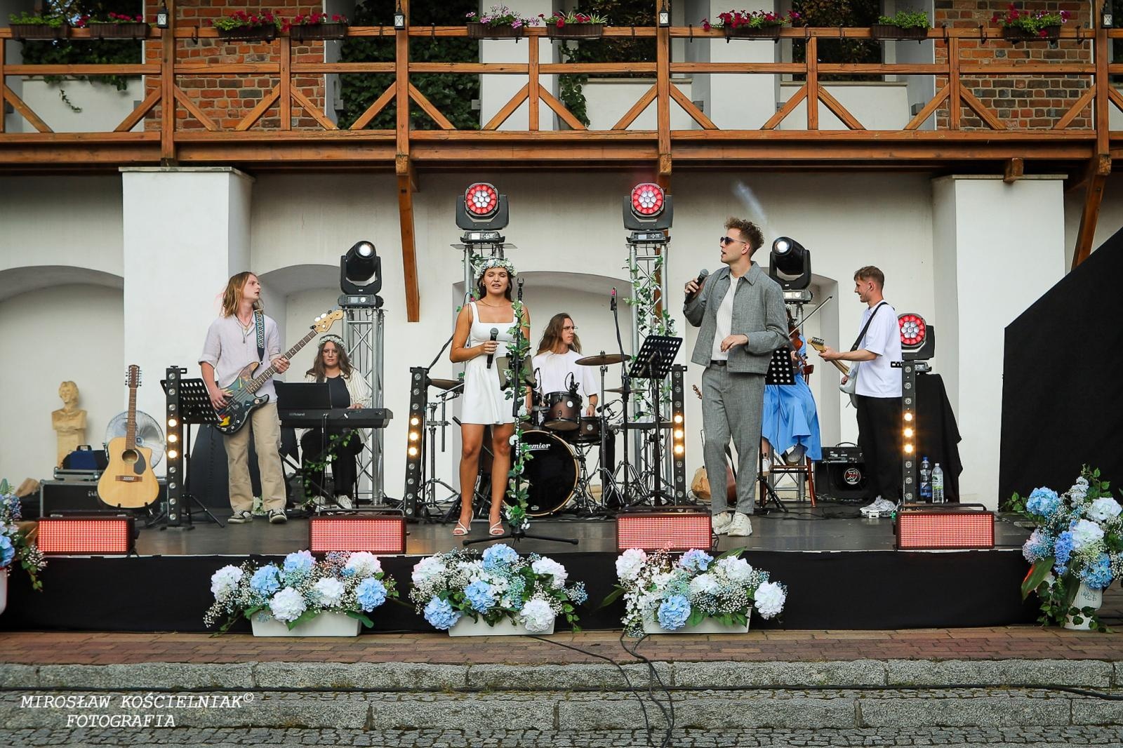 Zdjęcie w galerii na portalu naszraciborz.pl: Muzyczne emocje na bis – jubileuszowy koncert Z miłości do muzyki na Zamku Piastowskim wiadomości z regionu