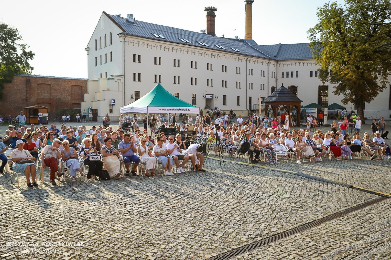 Zdjęcie w galerii na portalu naszraciborz.pl: Muzyczne emocje na bis – jubileuszowy koncert Z miłości do muzyki na Zamku Piastowskim wiadomości z regionu