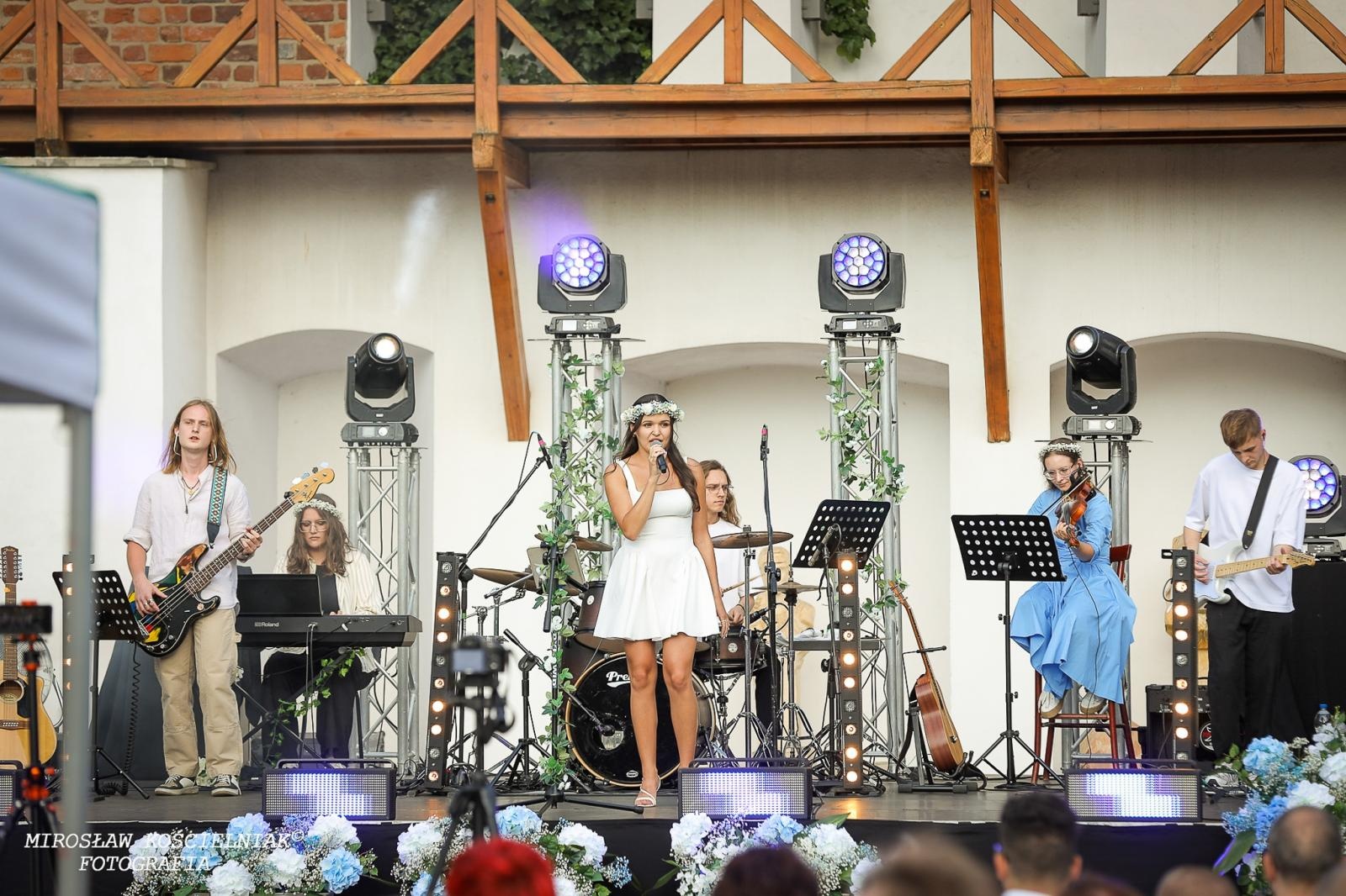 Zdjęcie w galerii na portalu naszraciborz.pl: Muzyczne emocje na bis – jubileuszowy koncert Z miłości do muzyki na Zamku Piastowskim wiadomości z regionu