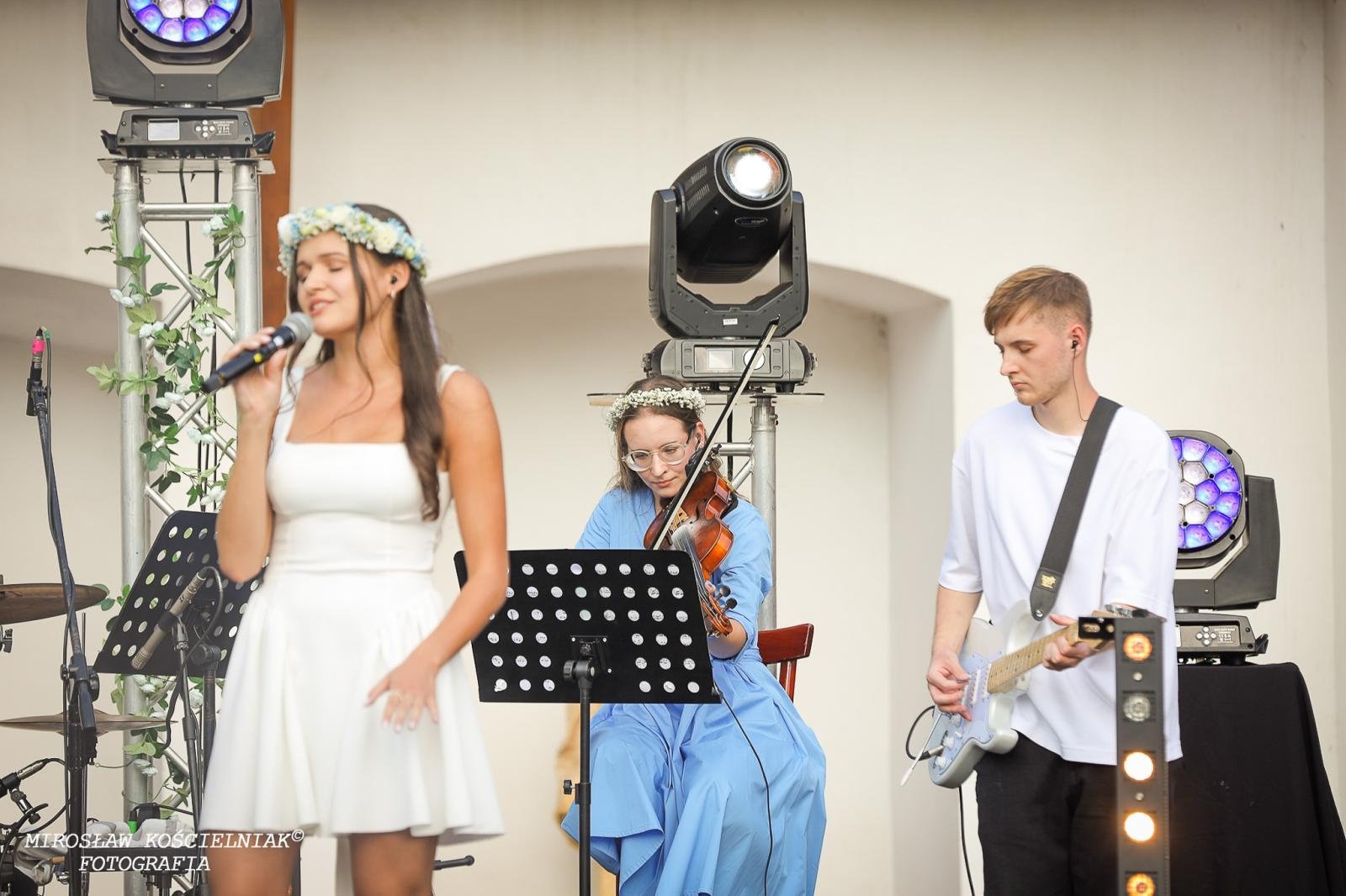 Zdjęcie w galerii na portalu naszraciborz.pl: Muzyczne emocje na bis – jubileuszowy koncert Z miłości do muzyki na Zamku Piastowskim wiadomości z regionu