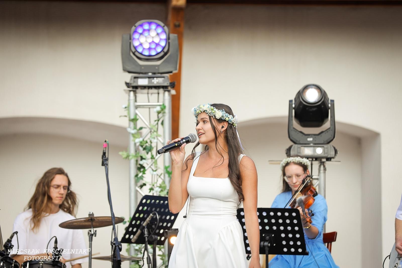 Zdjęcie w galerii na portalu naszraciborz.pl: Muzyczne emocje na bis – jubileuszowy koncert Z miłości do muzyki na Zamku Piastowskim wiadomości z regionu