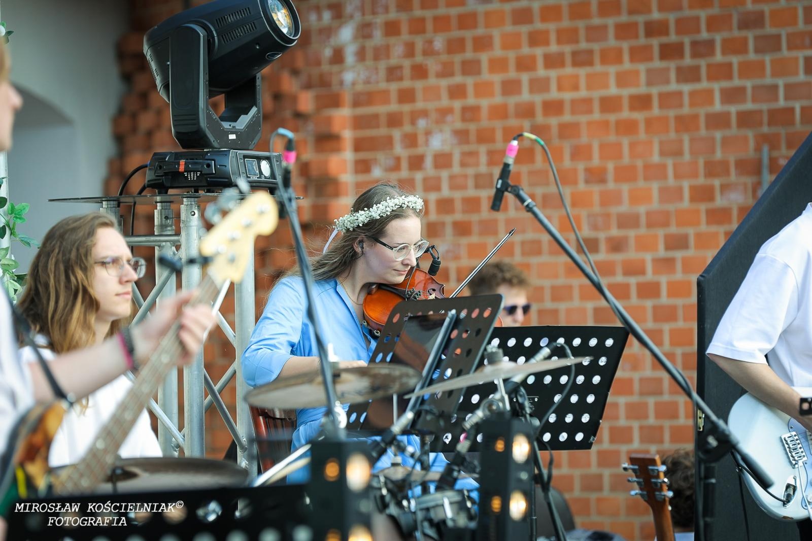 Zdjęcie w galerii na portalu naszraciborz.pl: Muzyczne emocje na bis – jubileuszowy koncert Z miłości do muzyki na Zamku Piastowskim wiadomości z regionu