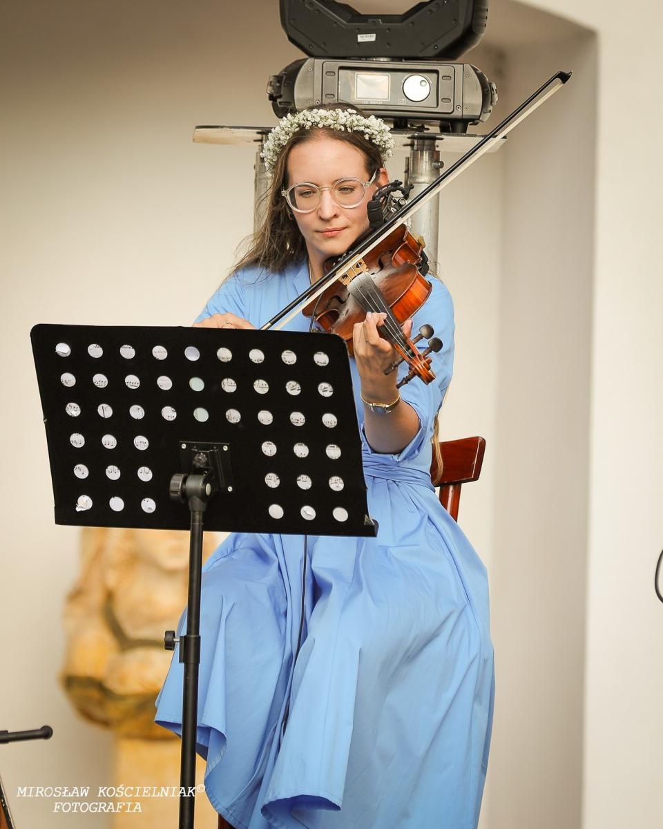 Zdjęcie w galerii na portalu naszraciborz.pl: Muzyczne emocje na bis – jubileuszowy koncert Z miłości do muzyki na Zamku Piastowskim wiadomości z regionu