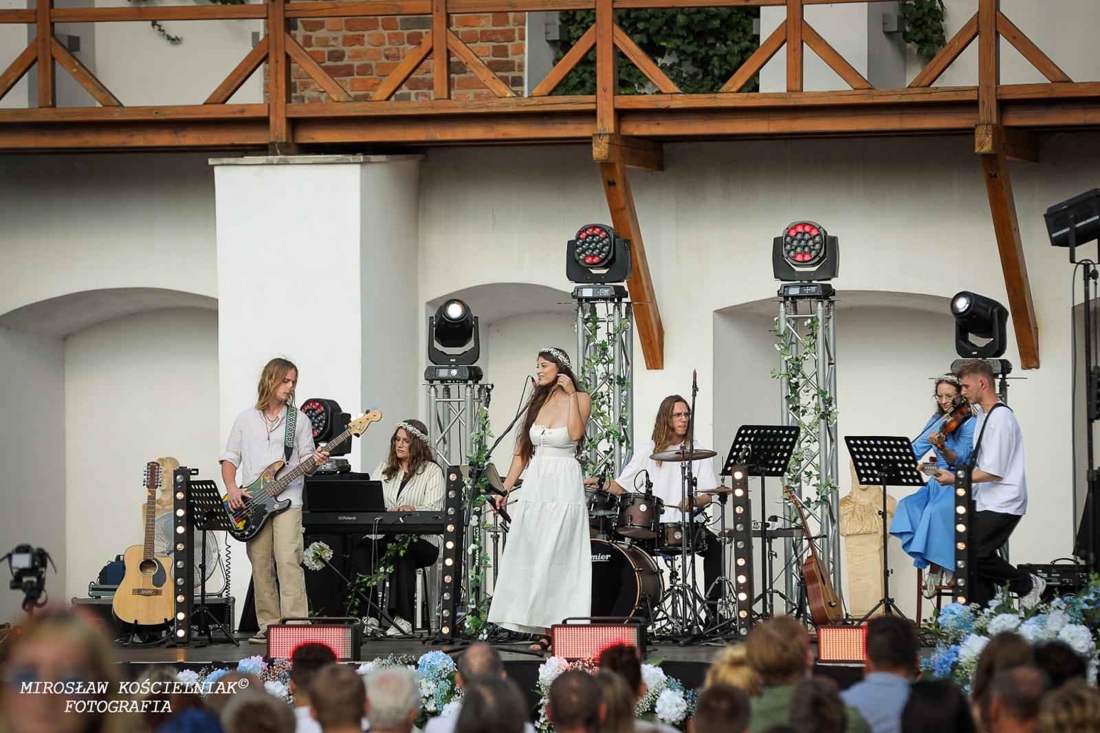Zdjęcie w galerii na portalu naszraciborz.pl: Muzyczne emocje na bis – jubileuszowy koncert Z miłości do muzyki na Zamku Piastowskim wiadomości z regionu