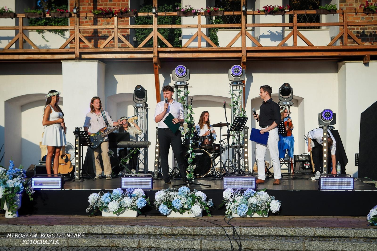 Zdjęcie w galerii na portalu naszraciborz.pl: Muzyczne emocje na bis – jubileuszowy koncert Z miłości do muzyki na Zamku Piastowskim wiadomości z regionu