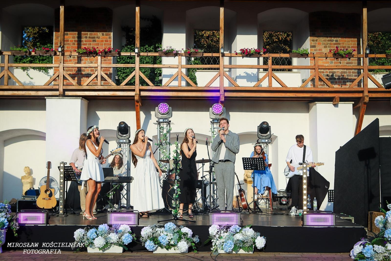 Zdjęcie w galerii na portalu naszraciborz.pl: Muzyczne emocje na bis – jubileuszowy koncert Z miłości do muzyki na Zamku Piastowskim wiadomości z regionu