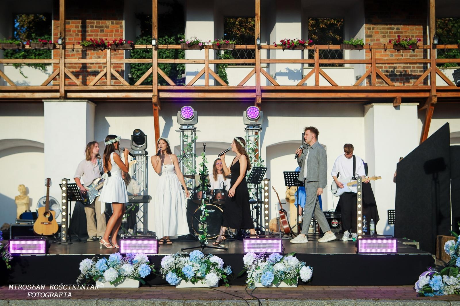 Zdjęcie w galerii na portalu naszraciborz.pl: Muzyczne emocje na bis – jubileuszowy koncert Z miłości do muzyki na Zamku Piastowskim wiadomości z regionu