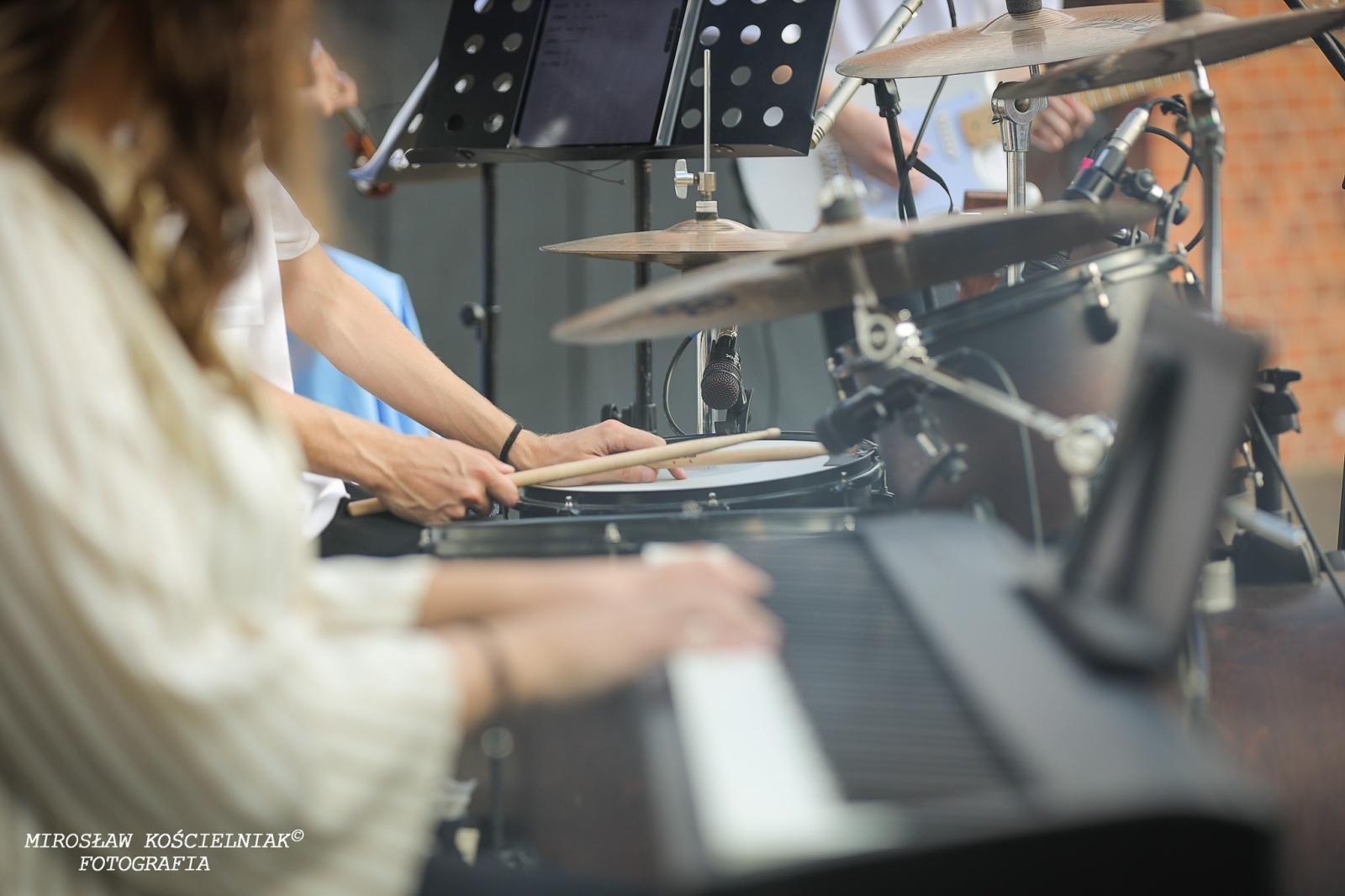 Zdjęcie w galerii na portalu naszraciborz.pl: Muzyczne emocje na bis – jubileuszowy koncert Z miłości do muzyki na Zamku Piastowskim wiadomości z regionu