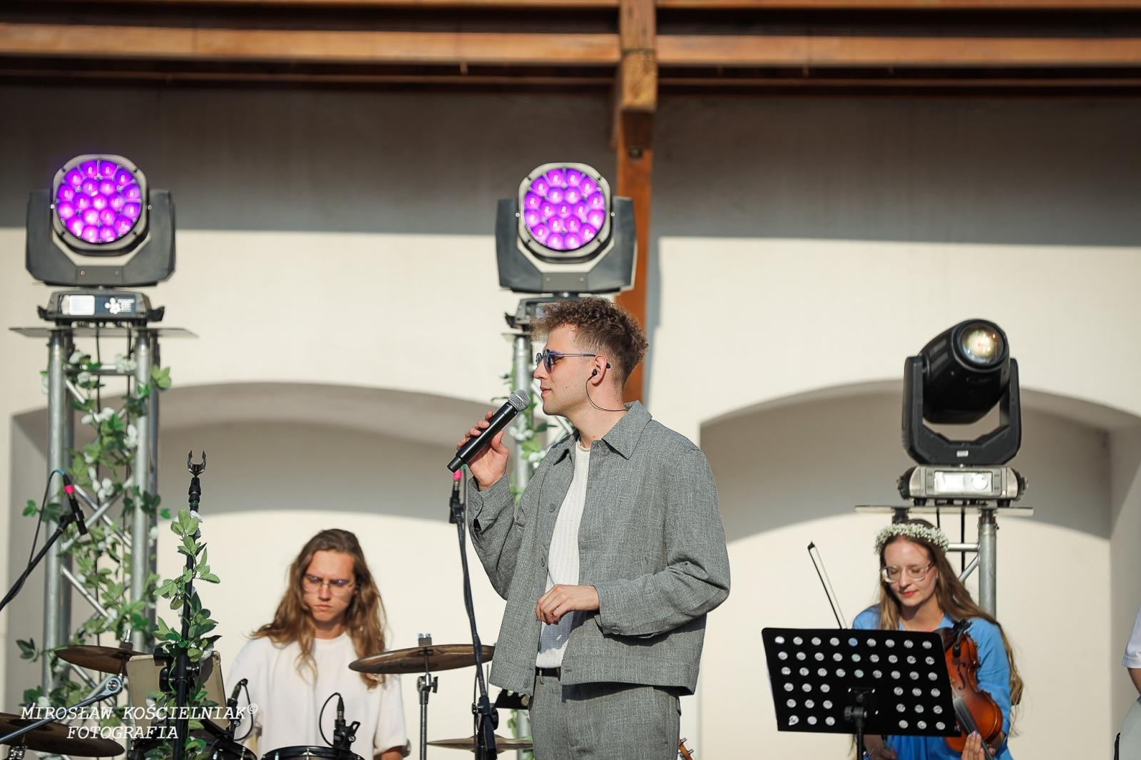 Zdjęcie w galerii na portalu naszraciborz.pl: Muzyczne emocje na bis – jubileuszowy koncert Z miłości do muzyki na Zamku Piastowskim wiadomości z regionu