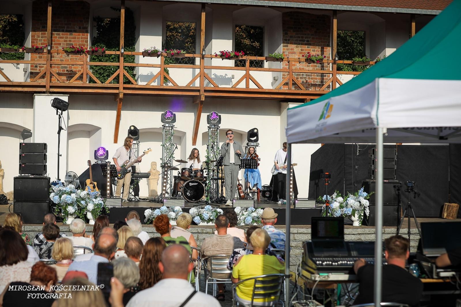 Zdjęcie w galerii na portalu naszraciborz.pl: Muzyczne emocje na bis – jubileuszowy koncert Z miłości do muzyki na Zamku Piastowskim wiadomości z regionu