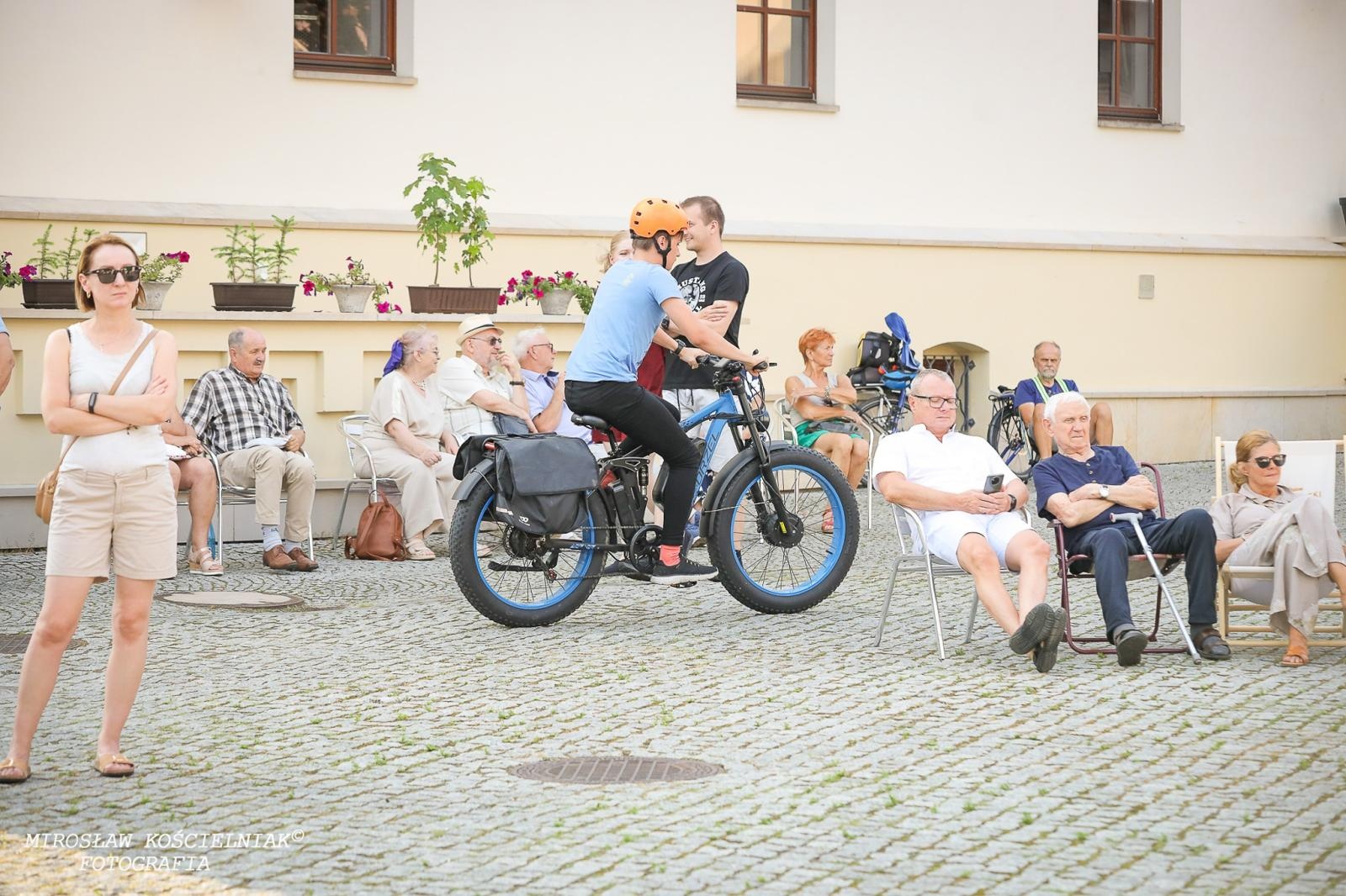 Zdjęcie w galerii na portalu naszraciborz.pl: Muzyczne emocje na bis – jubileuszowy koncert Z miłości do muzyki na Zamku Piastowskim wiadomości z regionu