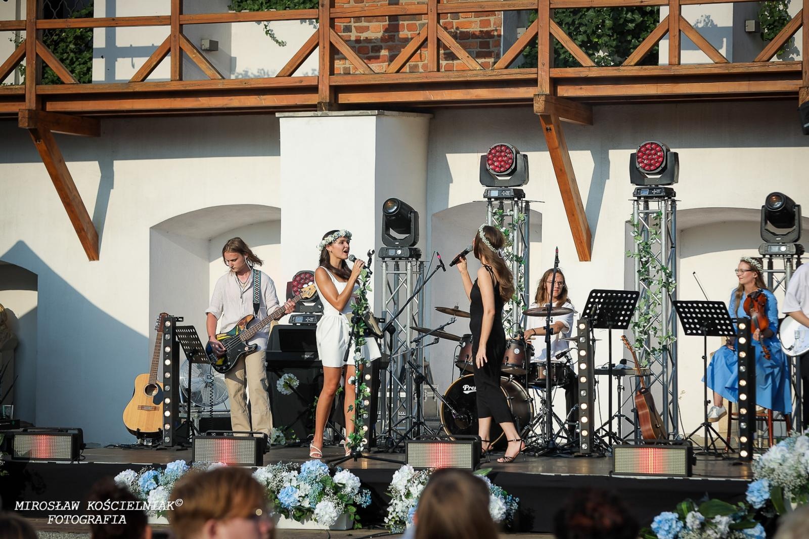 Zdjęcie w galerii na portalu naszraciborz.pl: Muzyczne emocje na bis – jubileuszowy koncert Z miłości do muzyki na Zamku Piastowskim wiadomości z regionu