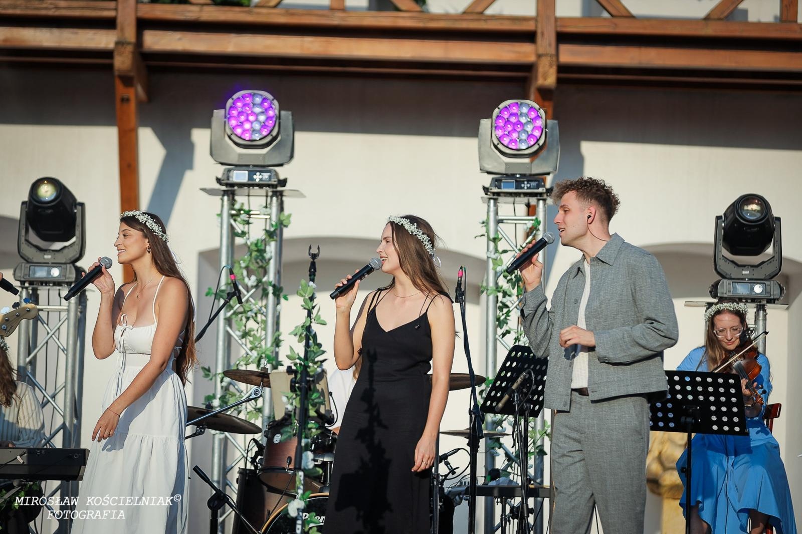 Zdjęcie w galerii na portalu naszraciborz.pl: Muzyczne emocje na bis – jubileuszowy koncert Z miłości do muzyki na Zamku Piastowskim wiadomości z regionu