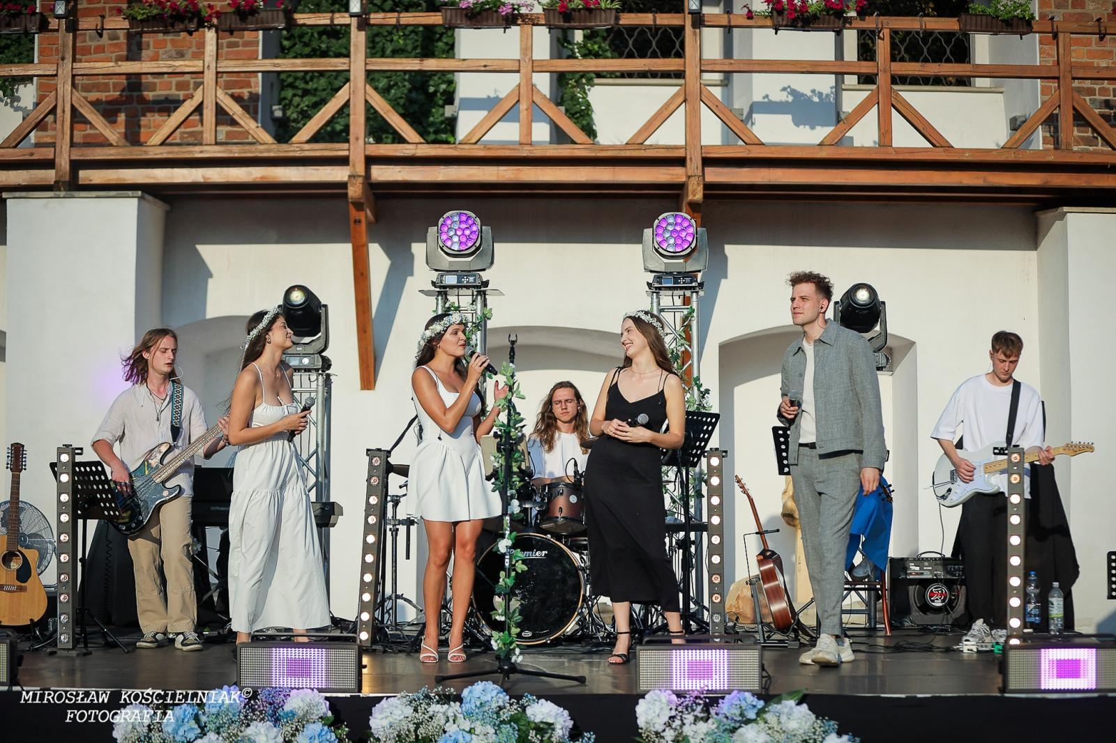 Zdjęcie w galerii na portalu naszraciborz.pl: Muzyczne emocje na bis – jubileuszowy koncert Z miłości do muzyki na Zamku Piastowskim wiadomości z regionu