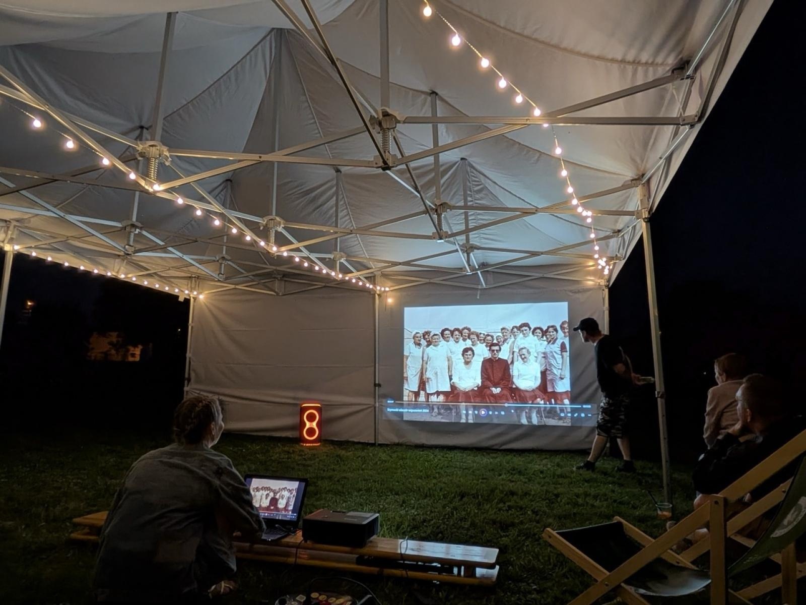 Zdjęcie w galerii na portalu naszraciborz.pl: Szymocice na wielkim ekranie – dwa weekendy pełne emocji, smaków i wspomnień [FOTO] wiadomości z regionu