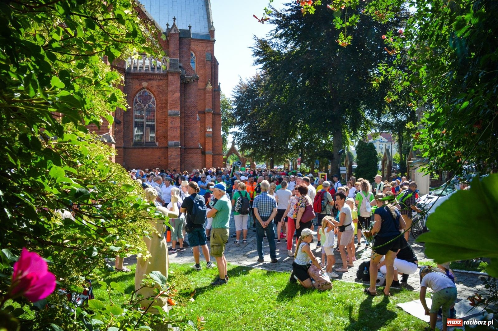 Zdjęcie w galerii na portalu naszraciborz.pl: Pielgrzymi Nadziei wyruszyli z Raciborza na Jasną Górę – Słowo Przewodnika na 49. Pieszą Pielgrzymkę Opolską wiadomości z regionu