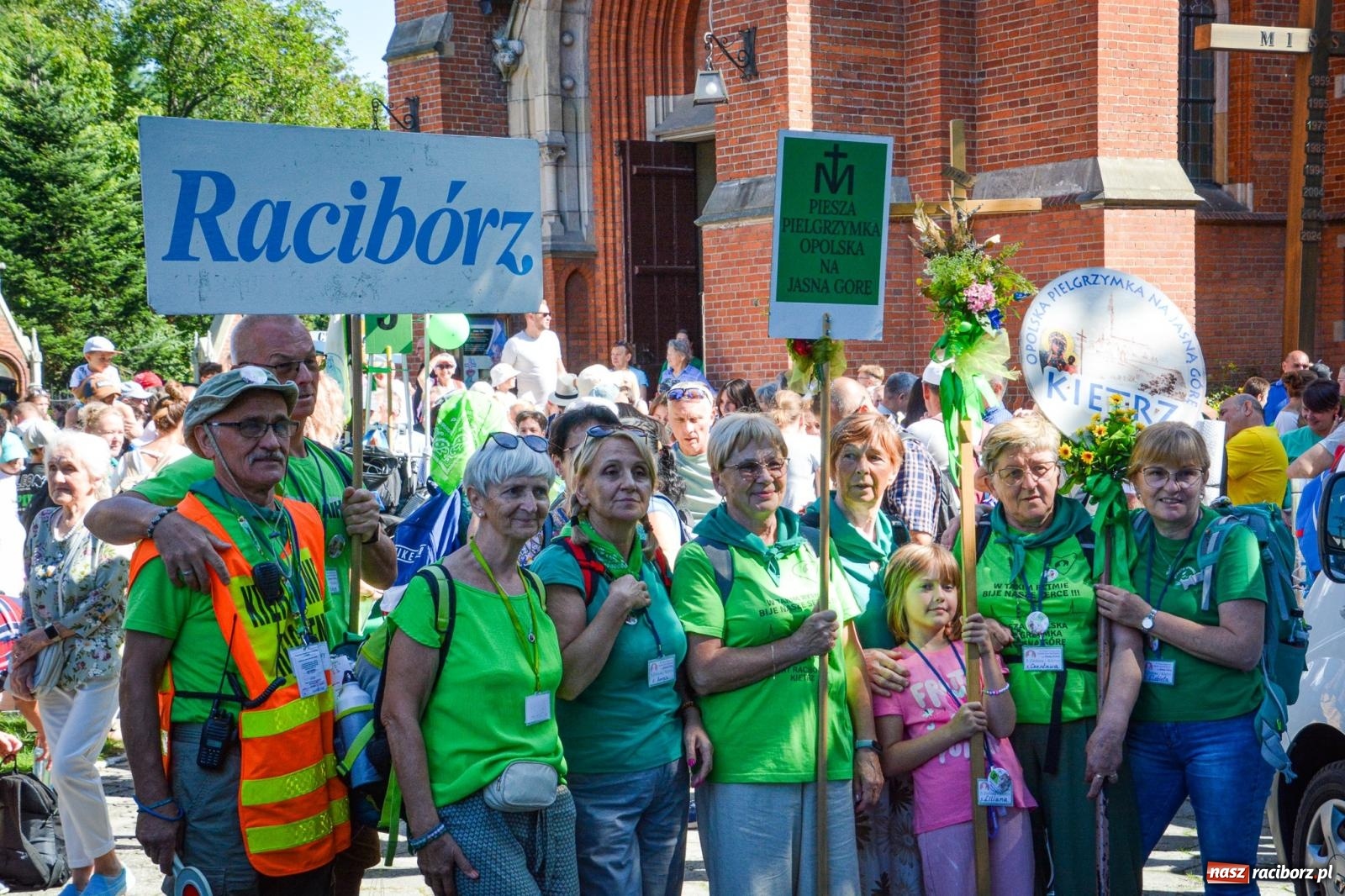 Zdjęcie w galerii na portalu naszraciborz.pl: Pielgrzymi Nadziei wyruszyli z Raciborza na Jasną Górę – Słowo Przewodnika na 49. Pieszą Pielgrzymkę Opolską wiadomości z regionu
