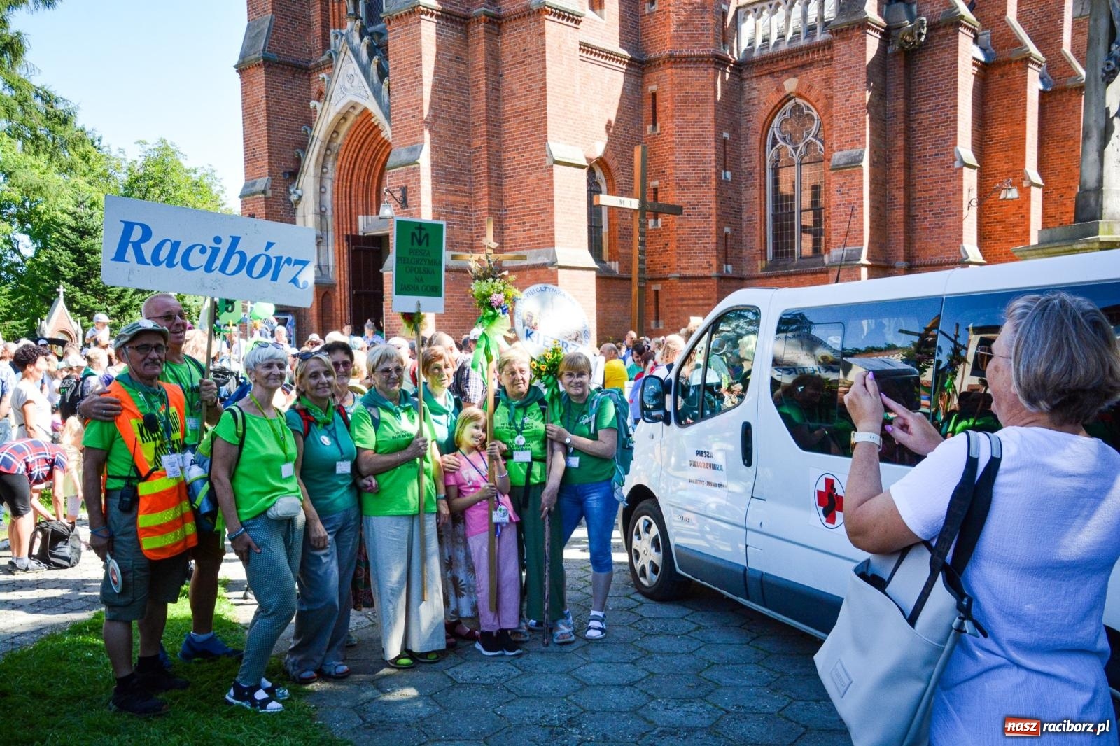 Zdjęcie w galerii na portalu naszraciborz.pl: Pielgrzymi Nadziei wyruszyli z Raciborza na Jasną Górę – Słowo Przewodnika na 49. Pieszą Pielgrzymkę Opolską wiadomości z regionu