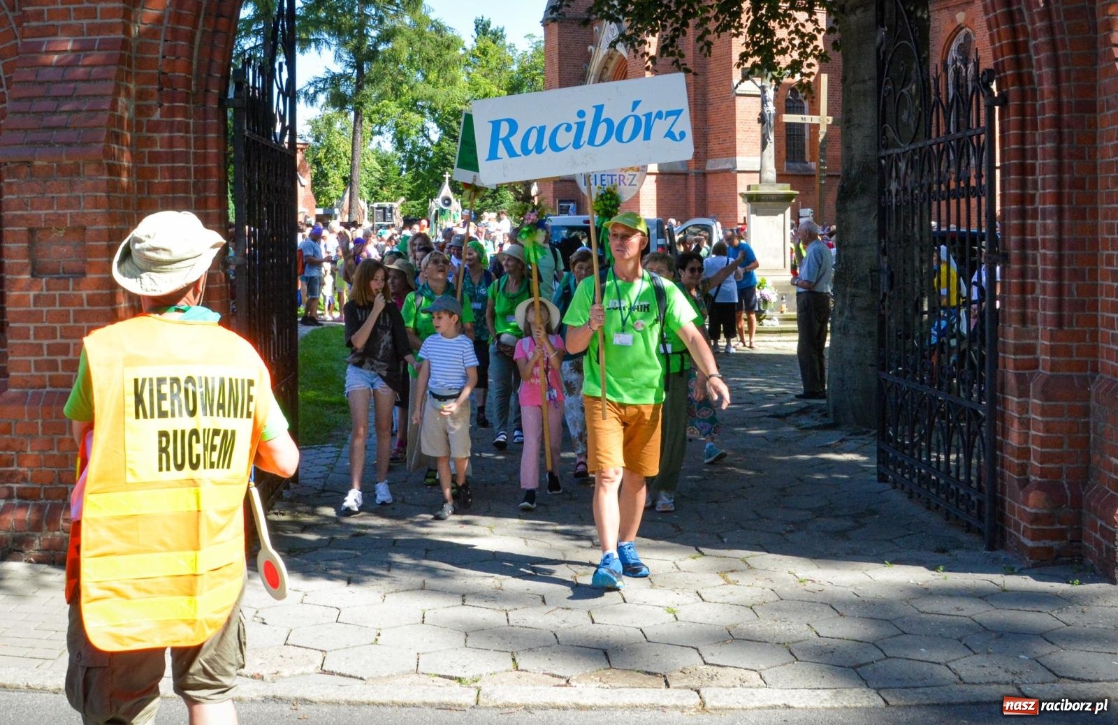 Zdjęcie w galerii na portalu naszraciborz.pl: Pielgrzymi Nadziei wyruszyli z Raciborza na Jasną Górę – Słowo Przewodnika na 49. Pieszą Pielgrzymkę Opolską wiadomości z regionu