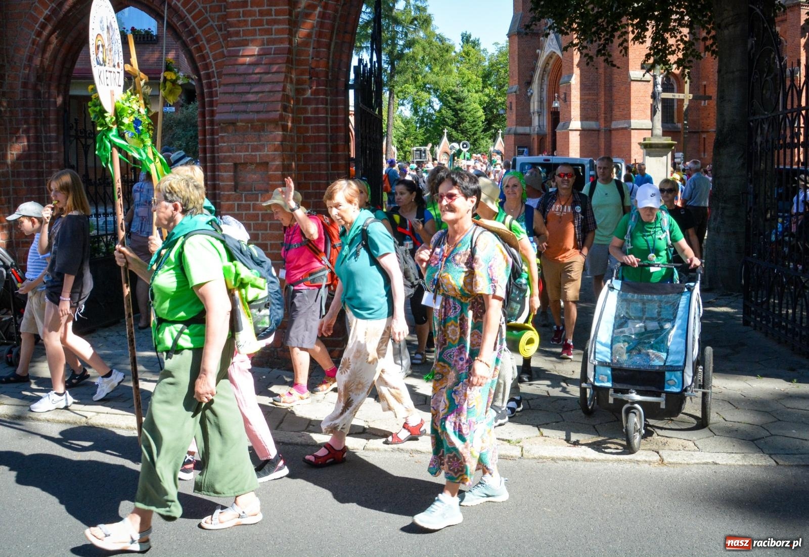 Zdjęcie w galerii na portalu naszraciborz.pl: Pielgrzymi Nadziei wyruszyli z Raciborza na Jasną Górę – Słowo Przewodnika na 49. Pieszą Pielgrzymkę Opolską wiadomości z regionu
