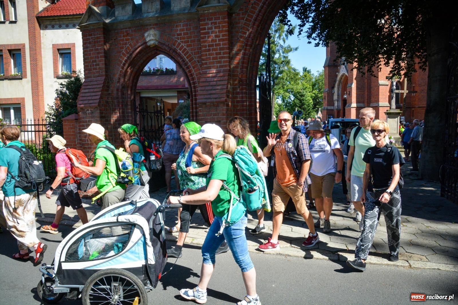Zdjęcie w galerii na portalu naszraciborz.pl: Pielgrzymi Nadziei wyruszyli z Raciborza na Jasną Górę – Słowo Przewodnika na 49. Pieszą Pielgrzymkę Opolską wiadomości z regionu