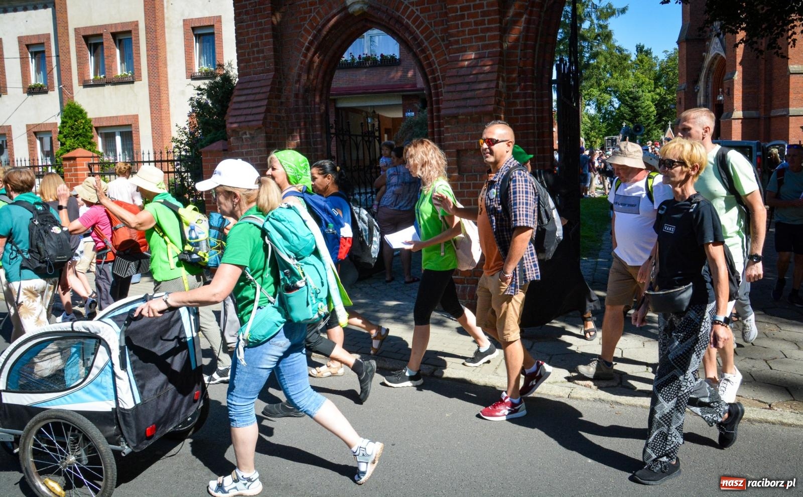 Zdjęcie w galerii na portalu naszraciborz.pl: Pielgrzymi Nadziei wyruszyli z Raciborza na Jasną Górę – Słowo Przewodnika na 49. Pieszą Pielgrzymkę Opolską wiadomości z regionu