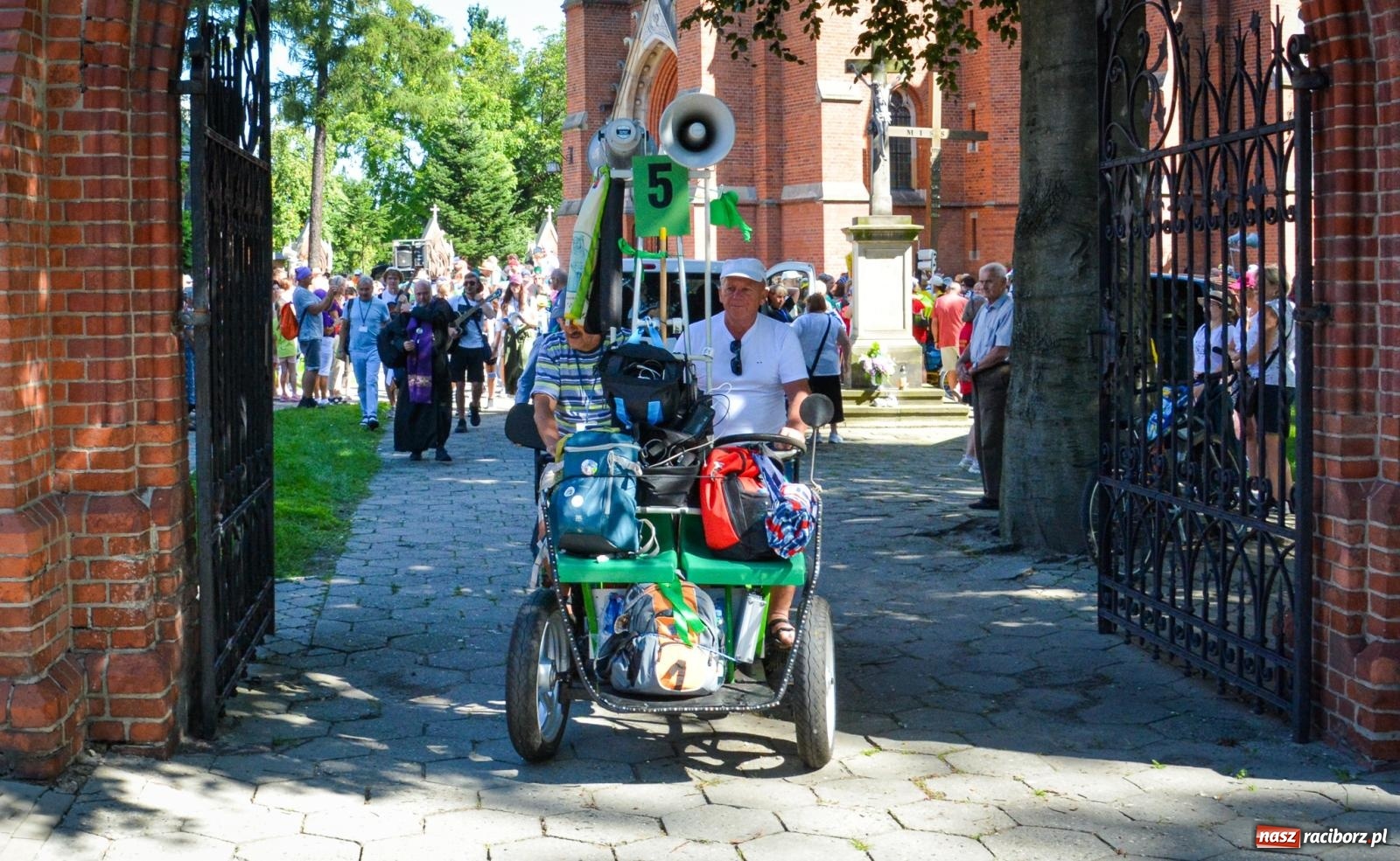 Zdjęcie w galerii na portalu naszraciborz.pl: Pielgrzymi Nadziei wyruszyli z Raciborza na Jasną Górę – Słowo Przewodnika na 49. Pieszą Pielgrzymkę Opolską wiadomości z regionu