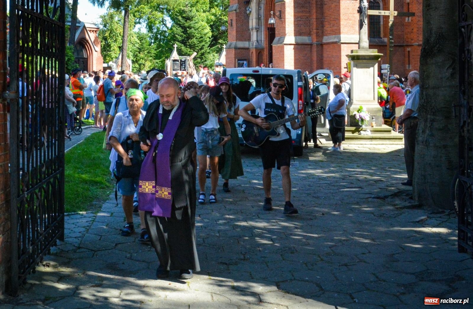Zdjęcie w galerii na portalu naszraciborz.pl: Pielgrzymi Nadziei wyruszyli z Raciborza na Jasną Górę – Słowo Przewodnika na 49. Pieszą Pielgrzymkę Opolską wiadomości z regionu