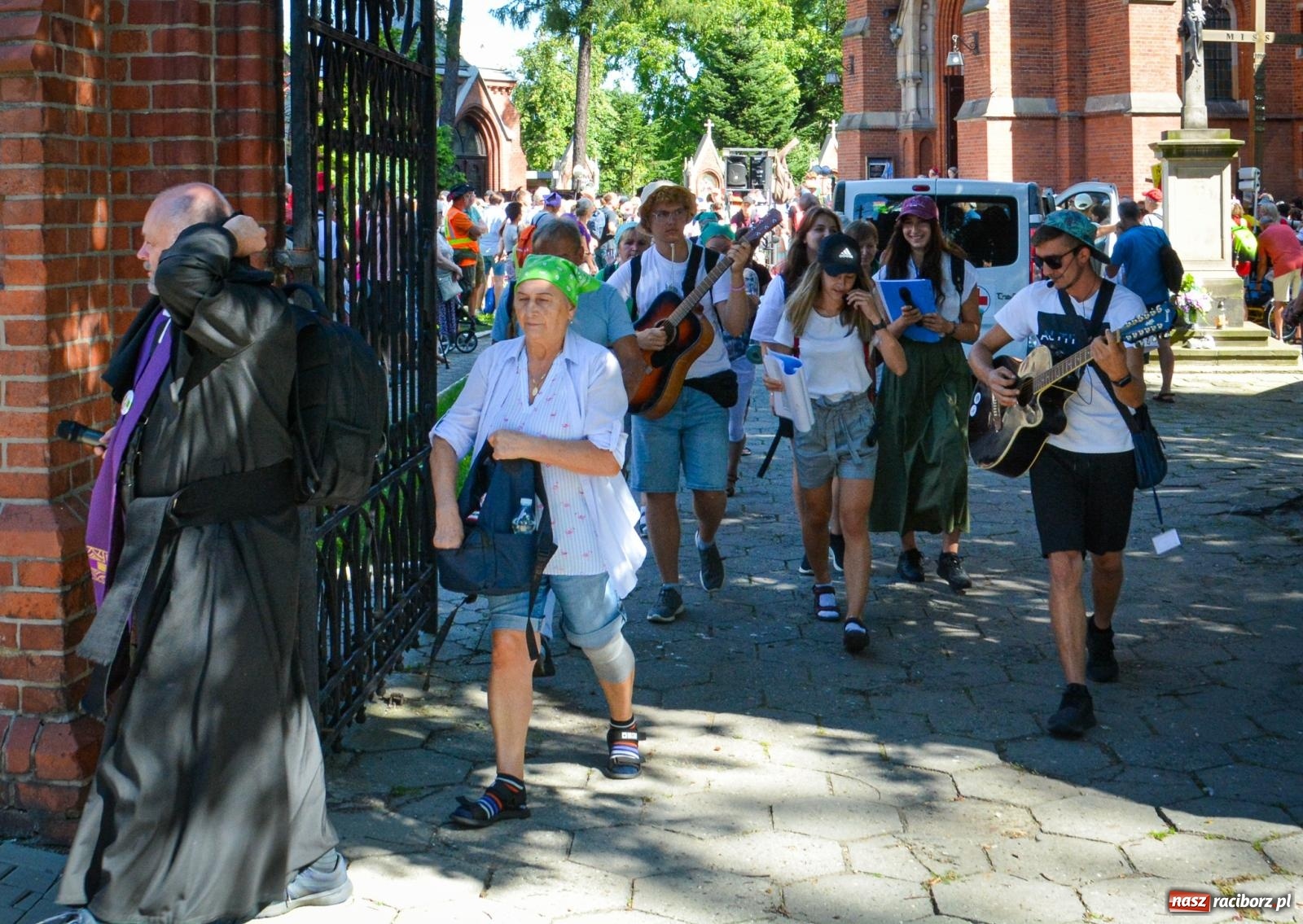 Zdjęcie w galerii na portalu naszraciborz.pl: Pielgrzymi Nadziei wyruszyli z Raciborza na Jasną Górę – Słowo Przewodnika na 49. Pieszą Pielgrzymkę Opolską wiadomości z regionu