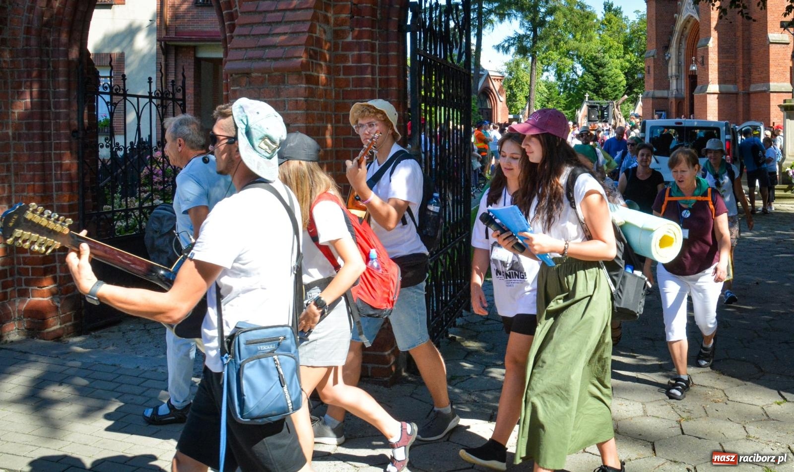 Zdjęcie w galerii na portalu naszraciborz.pl: Pielgrzymi Nadziei wyruszyli z Raciborza na Jasną Górę – Słowo Przewodnika na 49. Pieszą Pielgrzymkę Opolską wiadomości z regionu