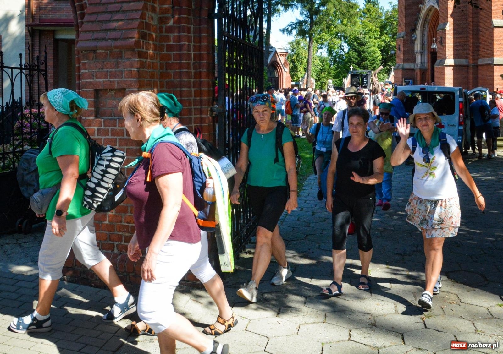 Zdjęcie w galerii na portalu naszraciborz.pl: Pielgrzymi Nadziei wyruszyli z Raciborza na Jasną Górę – Słowo Przewodnika na 49. Pieszą Pielgrzymkę Opolską wiadomości z regionu