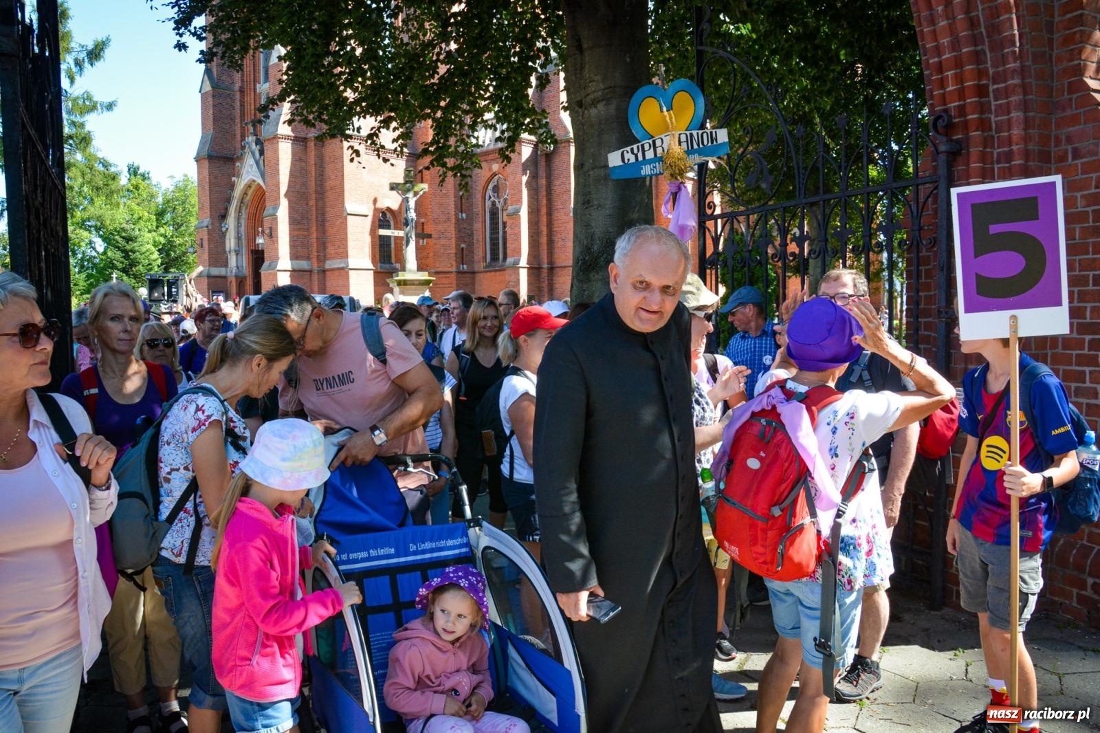 Zdjęcie w galerii na portalu naszraciborz.pl: Pielgrzymi Nadziei wyruszyli z Raciborza na Jasną Górę – Słowo Przewodnika na 49. Pieszą Pielgrzymkę Opolską wiadomości z regionu