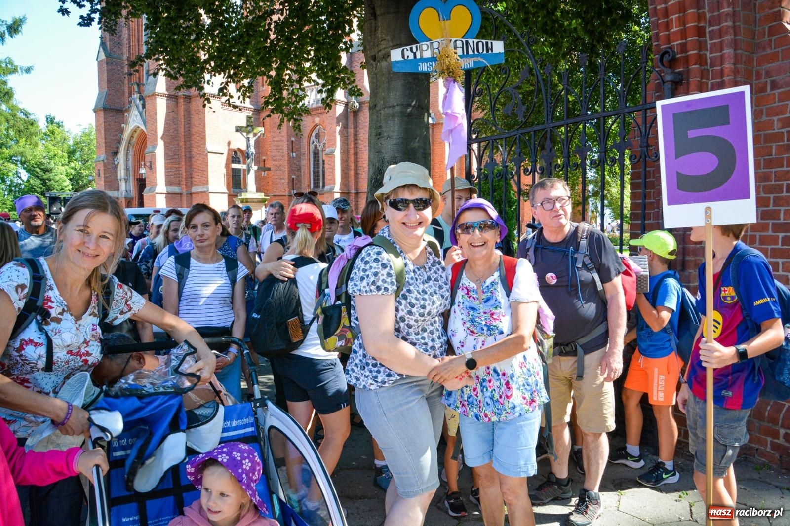 Zdjęcie w galerii na portalu naszraciborz.pl: Pielgrzymi Nadziei wyruszyli z Raciborza na Jasną Górę – Słowo Przewodnika na 49. Pieszą Pielgrzymkę Opolską wiadomości z regionu