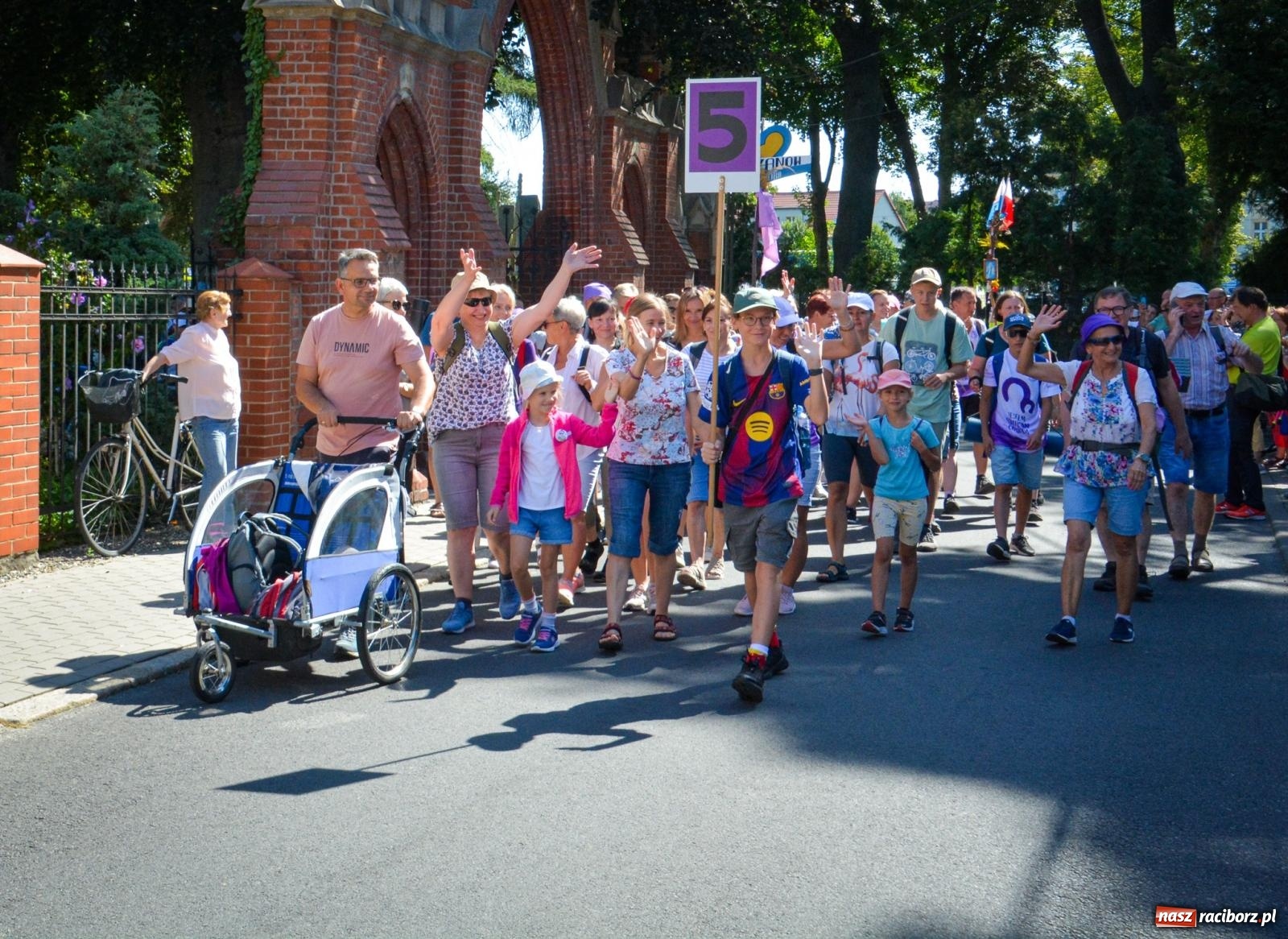 Zdjęcie w galerii na portalu naszraciborz.pl: Pielgrzymi Nadziei wyruszyli z Raciborza na Jasną Górę – Słowo Przewodnika na 49. Pieszą Pielgrzymkę Opolską wiadomości z regionu