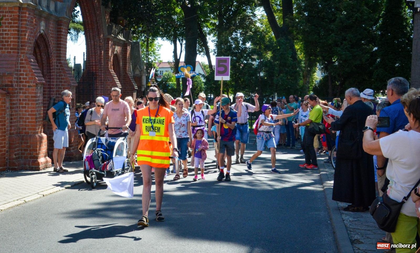 Zdjęcie w galerii na portalu naszraciborz.pl: Pielgrzymi Nadziei wyruszyli z Raciborza na Jasną Górę – Słowo Przewodnika na 49. Pieszą Pielgrzymkę Opolską wiadomości z regionu