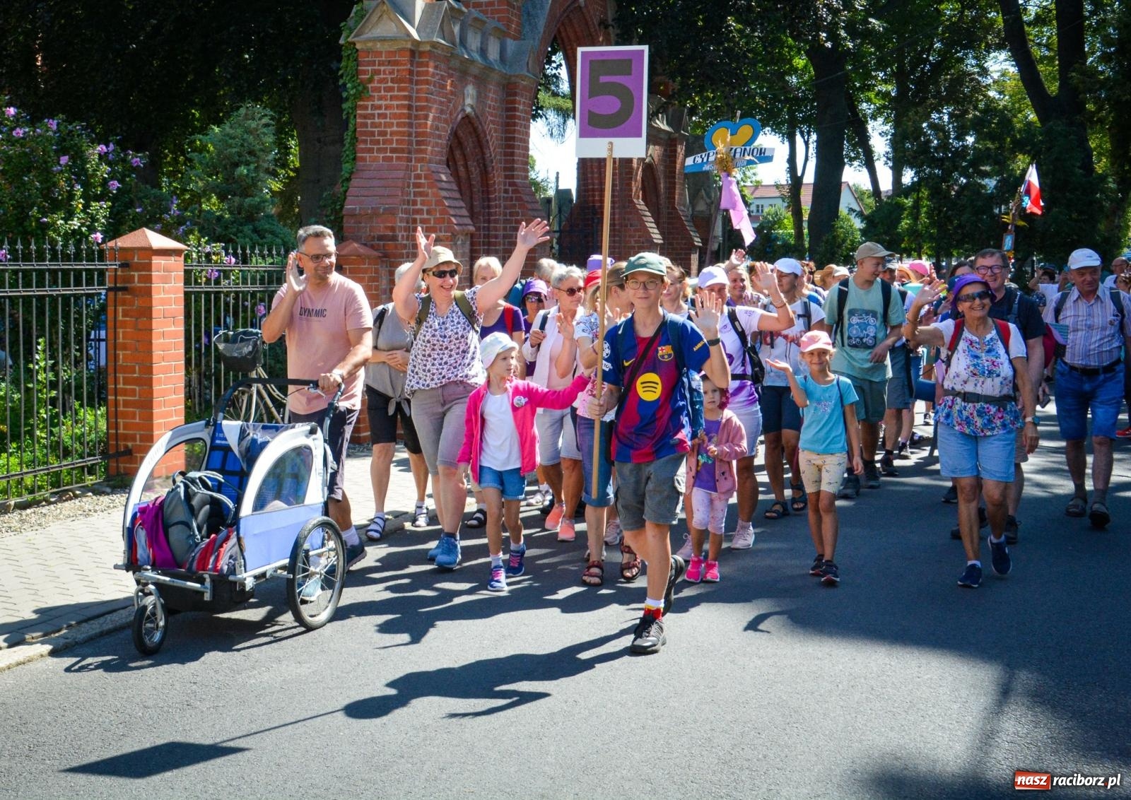 Zdjęcie w galerii na portalu naszraciborz.pl: Pielgrzymi Nadziei wyruszyli z Raciborza na Jasną Górę – Słowo Przewodnika na 49. Pieszą Pielgrzymkę Opolską wiadomości z regionu