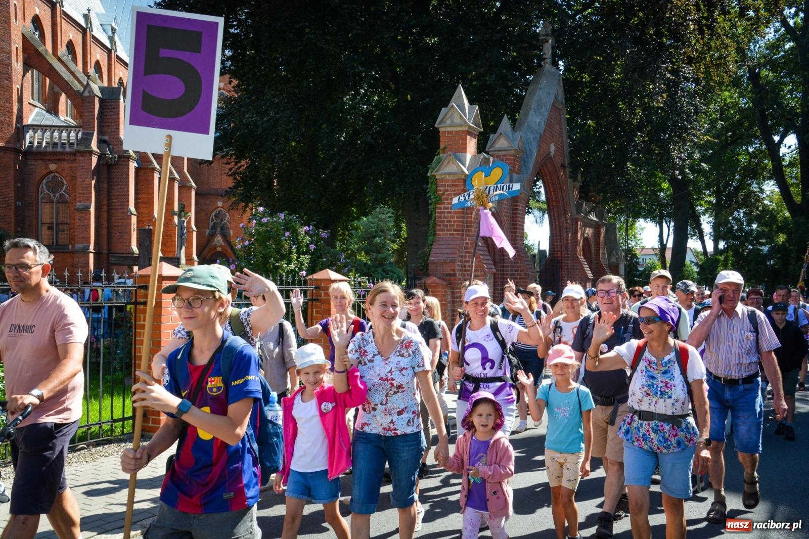 Zdjęcie w galerii na portalu naszraciborz.pl: Pielgrzymi Nadziei wyruszyli z Raciborza na Jasną Górę – Słowo Przewodnika na 49. Pieszą Pielgrzymkę Opolską wiadomości z regionu