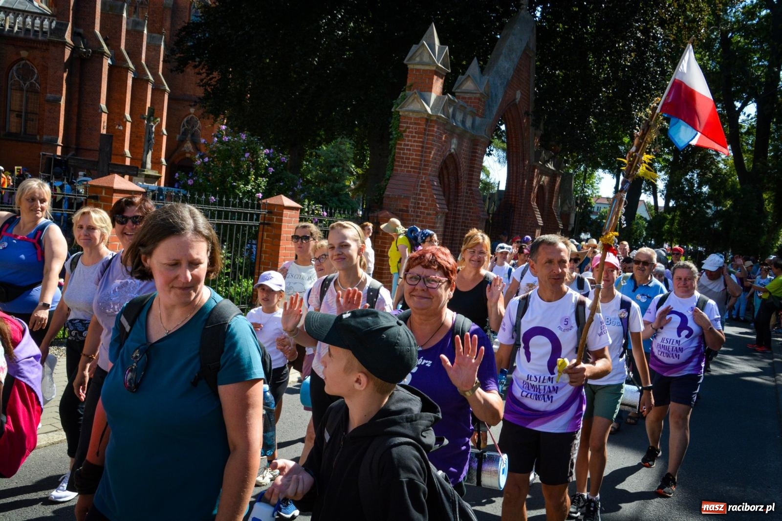 Zdjęcie w galerii na portalu naszraciborz.pl: Pielgrzymi Nadziei wyruszyli z Raciborza na Jasną Górę – Słowo Przewodnika na 49. Pieszą Pielgrzymkę Opolską wiadomości z regionu