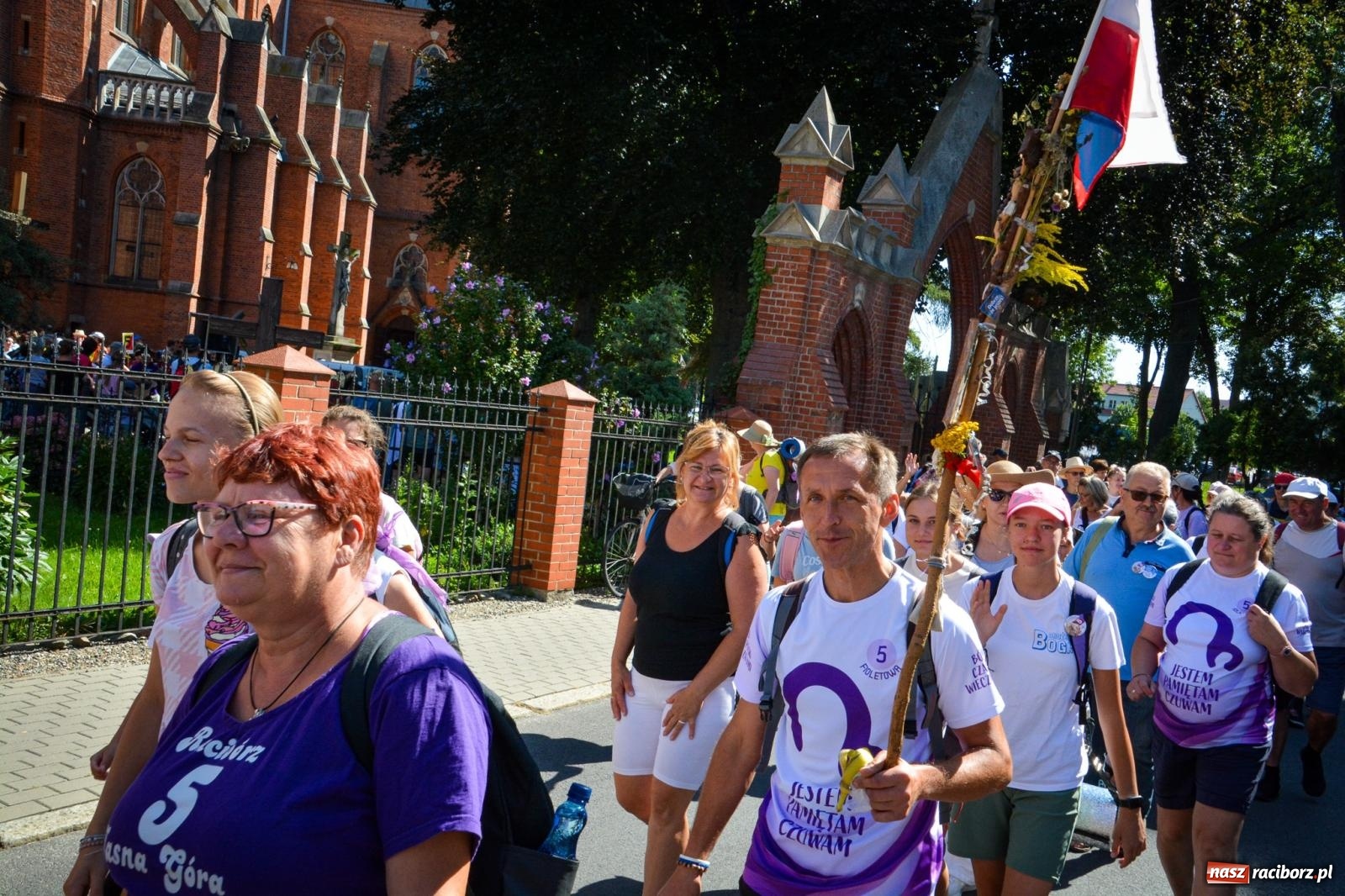 Zdjęcie w galerii na portalu naszraciborz.pl: Pielgrzymi Nadziei wyruszyli z Raciborza na Jasną Górę – Słowo Przewodnika na 49. Pieszą Pielgrzymkę Opolską wiadomości z regionu