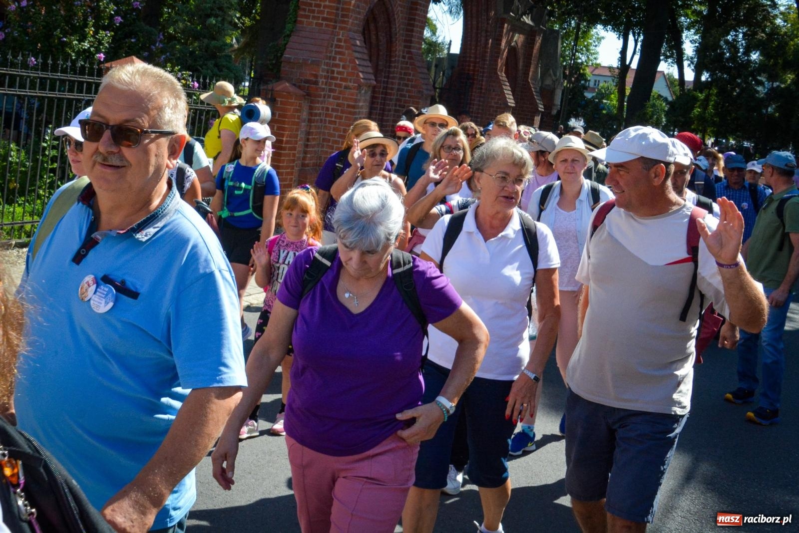 Zdjęcie w galerii na portalu naszraciborz.pl: Pielgrzymi Nadziei wyruszyli z Raciborza na Jasną Górę – Słowo Przewodnika na 49. Pieszą Pielgrzymkę Opolską wiadomości z regionu