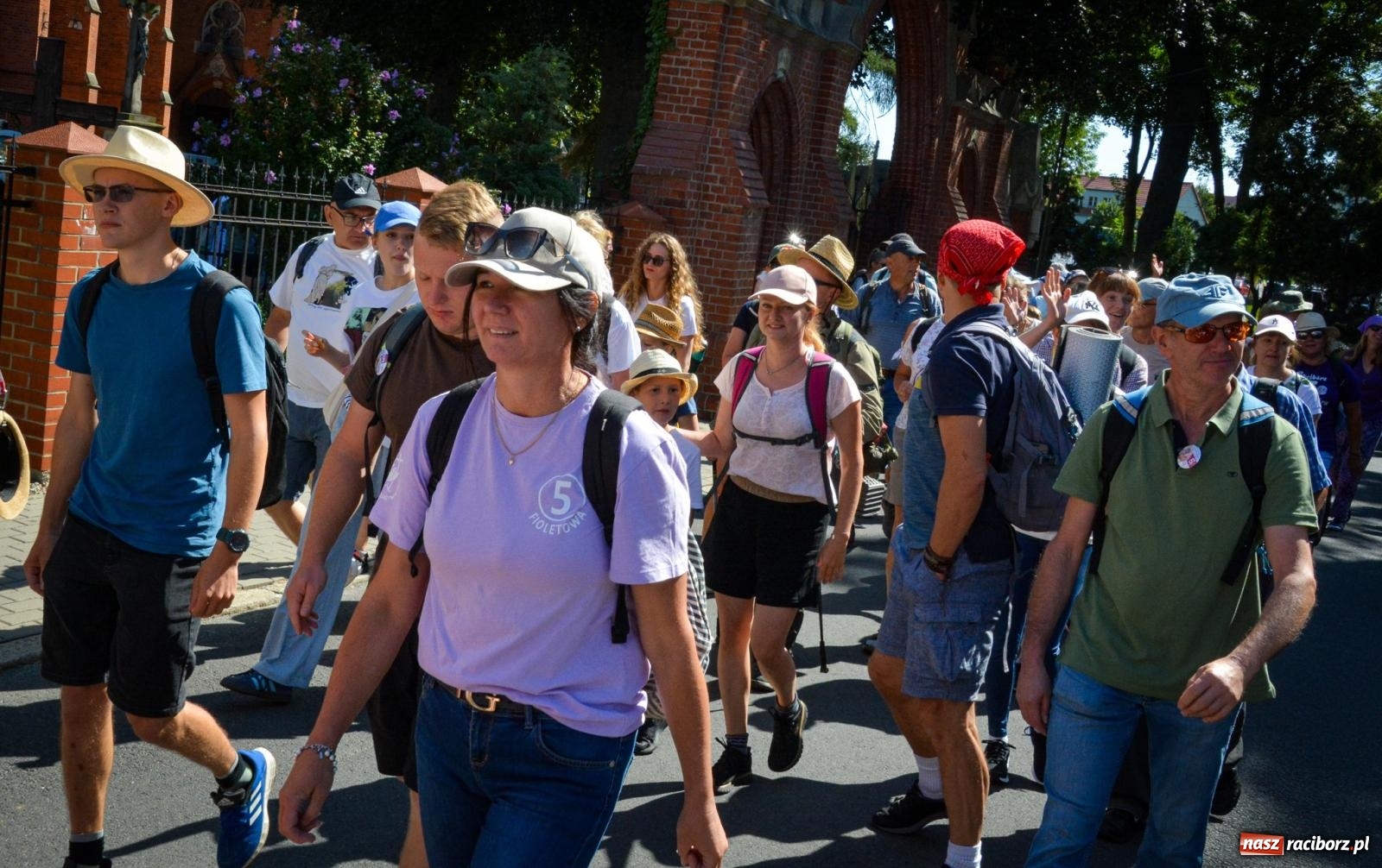 Zdjęcie w galerii na portalu naszraciborz.pl: Pielgrzymi Nadziei wyruszyli z Raciborza na Jasną Górę – Słowo Przewodnika na 49. Pieszą Pielgrzymkę Opolską wiadomości z regionu
