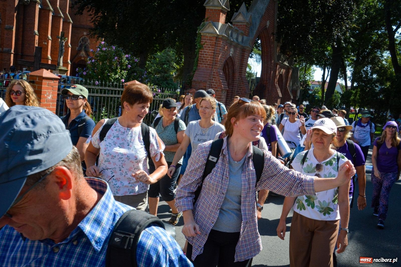 Zdjęcie w galerii na portalu naszraciborz.pl: Pielgrzymi Nadziei wyruszyli z Raciborza na Jasną Górę – Słowo Przewodnika na 49. Pieszą Pielgrzymkę Opolską wiadomości z regionu