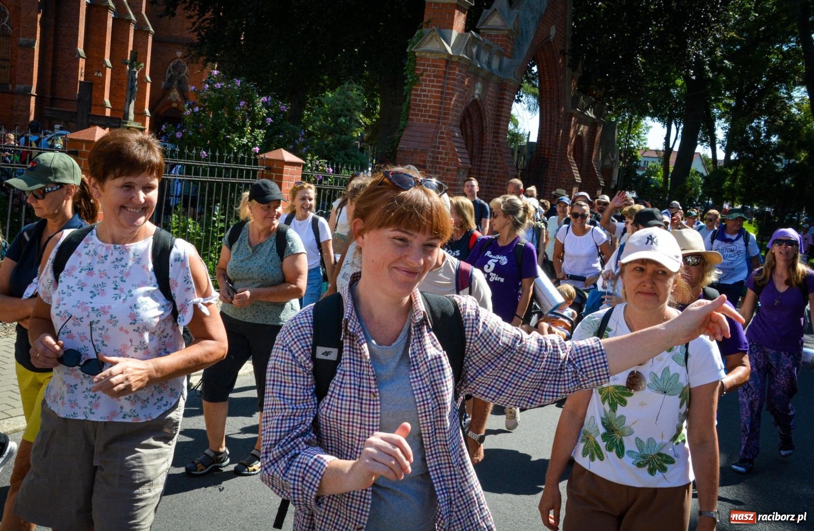 Zdjęcie w galerii na portalu naszraciborz.pl: Pielgrzymi Nadziei wyruszyli z Raciborza na Jasną Górę – Słowo Przewodnika na 49. Pieszą Pielgrzymkę Opolską wiadomości z regionu