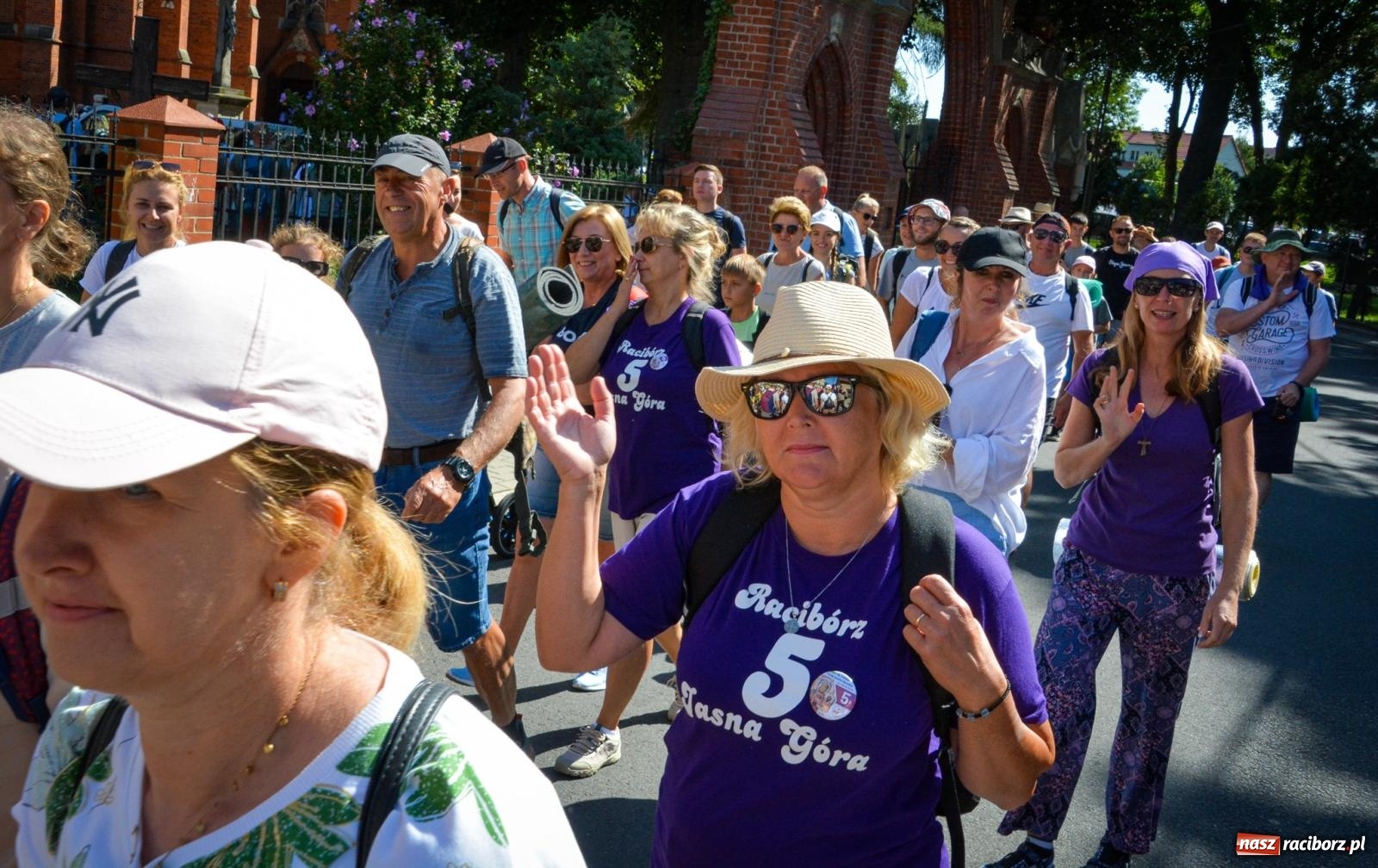 Zdjęcie w galerii na portalu naszraciborz.pl: Pielgrzymi Nadziei wyruszyli z Raciborza na Jasną Górę – Słowo Przewodnika na 49. Pieszą Pielgrzymkę Opolską wiadomości z regionu