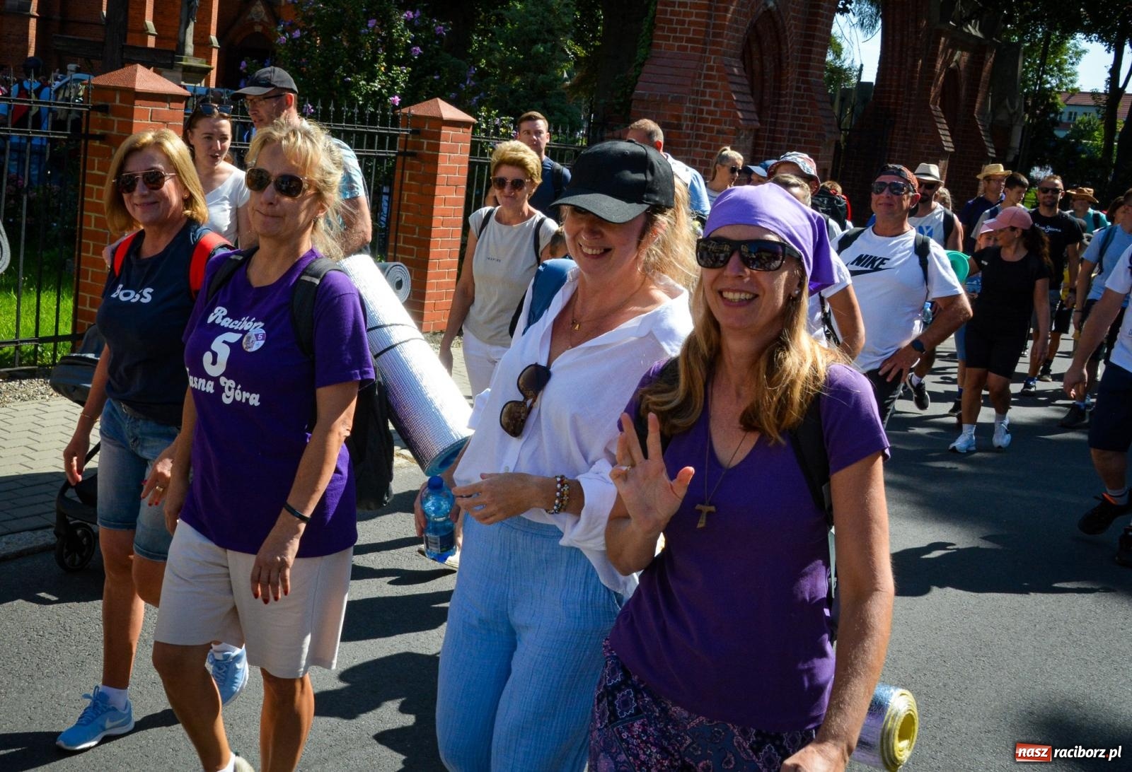 Zdjęcie w galerii na portalu naszraciborz.pl: Pielgrzymi Nadziei wyruszyli z Raciborza na Jasną Górę – Słowo Przewodnika na 49. Pieszą Pielgrzymkę Opolską wiadomości z regionu